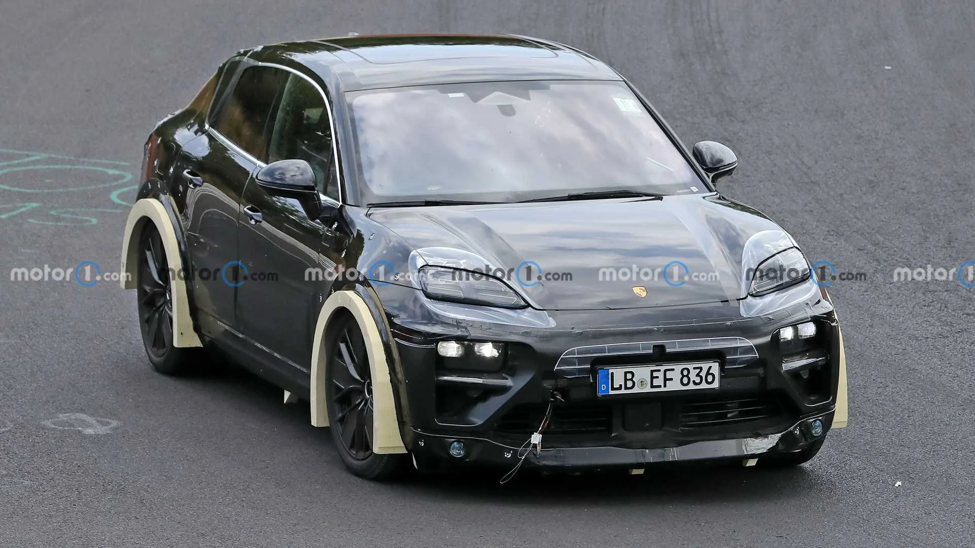 Electric Macan EV "Porsche Macan EV Spied Testing At Nurburgring With Strange Aero Bits" - Link 1663339369281