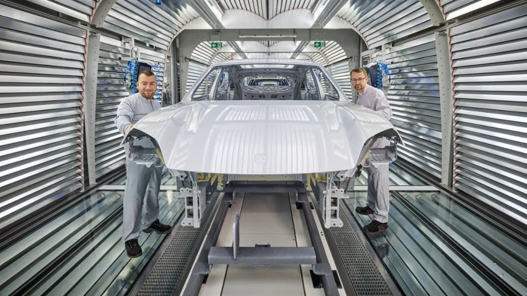 Electric Macan EV Start of Macan EV production at Leipzig Factory Lackiererei_Lichttunnel_1