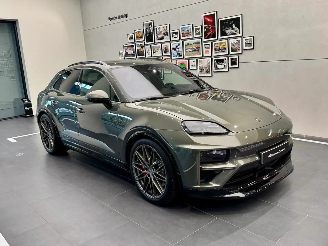 Electric Macan EV AVENTURINE GREEN Macan EV Photos Thread Electric Macan EV Aventurine Green photo 1