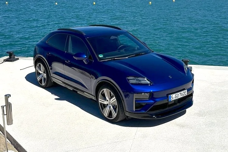 Electric Macan EV GENTIAN BLUE Macan EV Photos gentianblue-electric-macan-ev