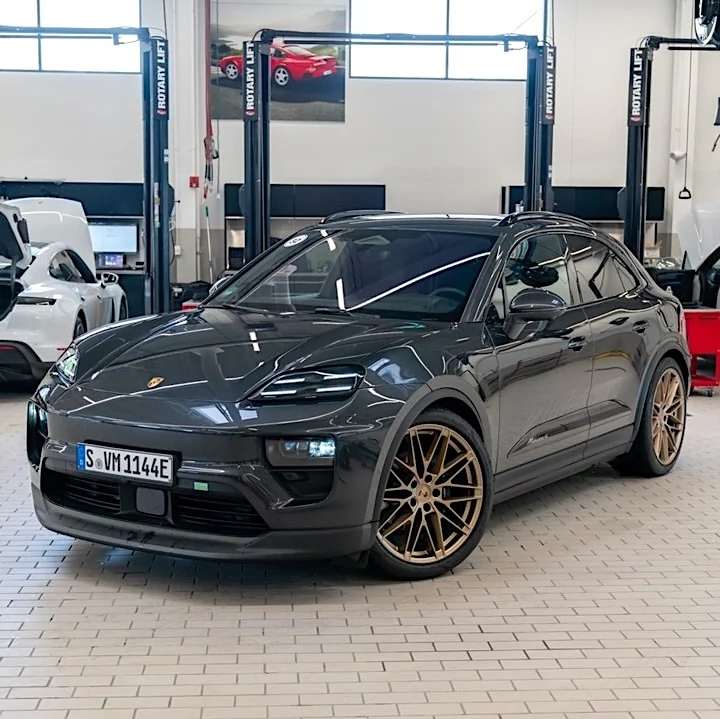 Electric Macan EV VOLCANO GREY Macan EV Photos Thread Volcano Grey Electric Macan EV on 22%22 inch RS Spyder wheels in Neodym 5