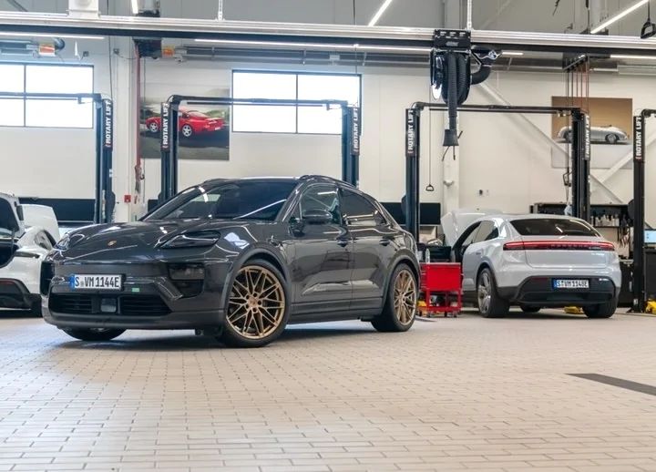 Electric Macan EV VOLCANO GREY Macan EV Photos Thread Volcano Grey Electric Macan EV on 22%22 inch RS Spyder wheels in Neodym 3