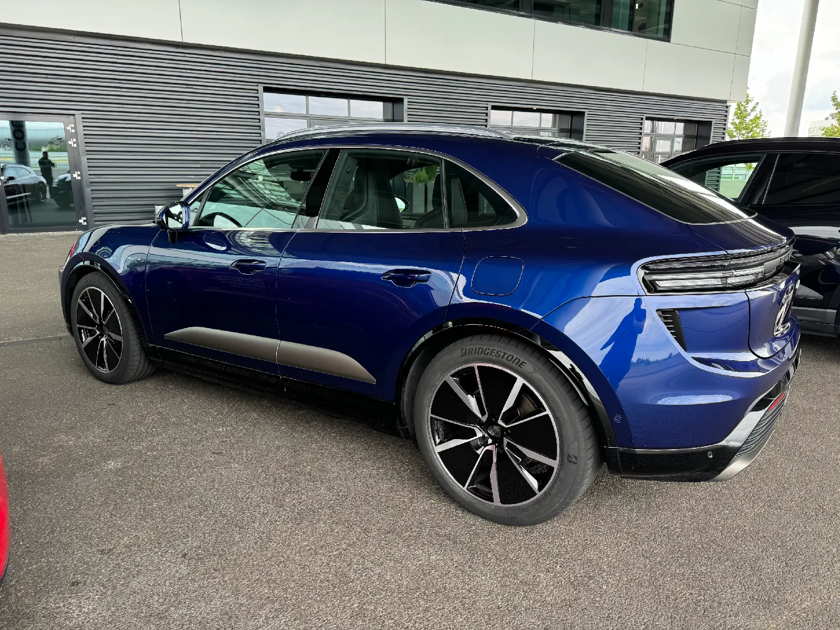 Electric Macan EV GENTIAN BLUE Macan EV Photos IMG_5878