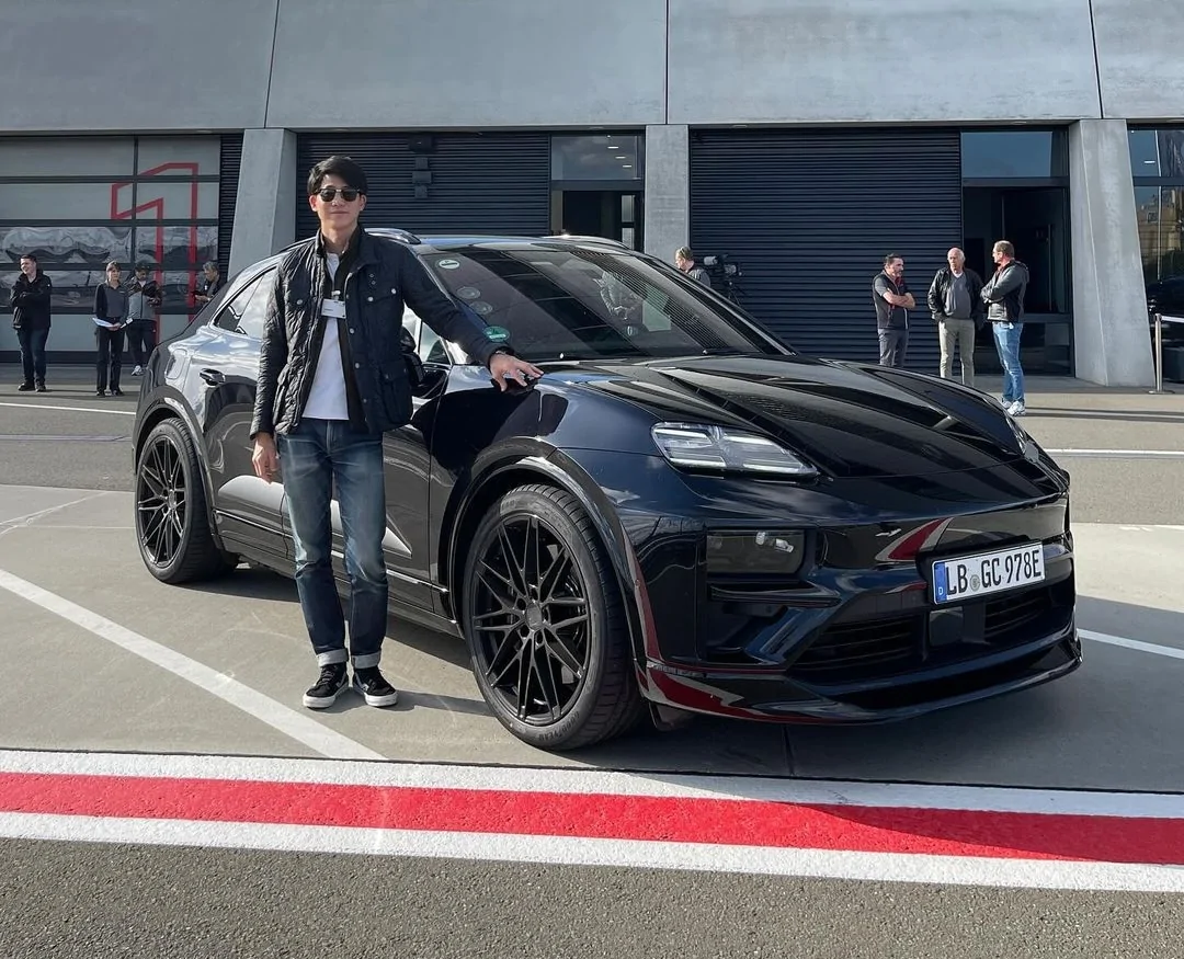 Electric Macan EV BLACK & JET BLACK METALLIC Macan EV Photos Thread Jet Black Metallic Macan EV Electric 1