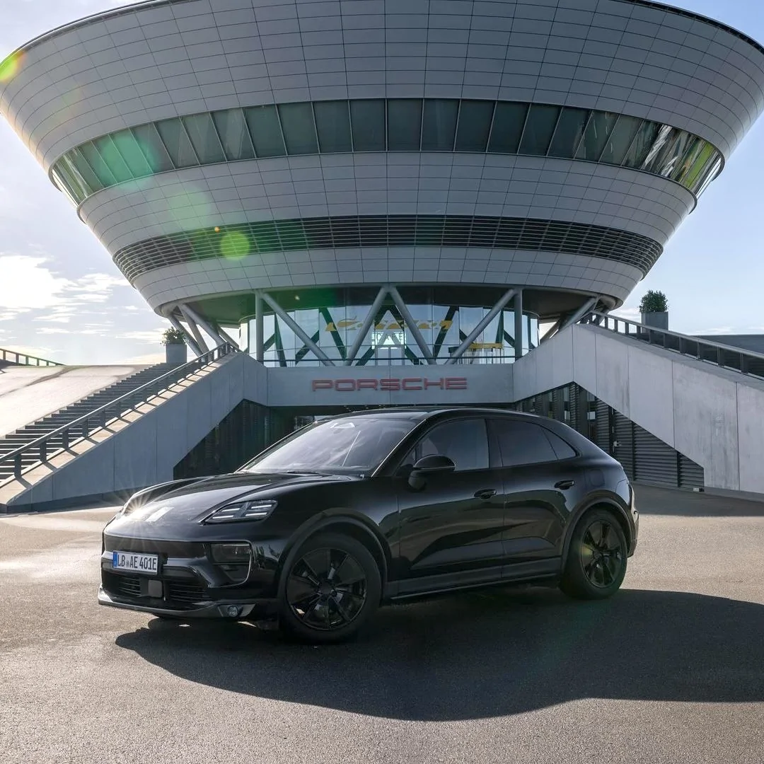 Electric Macan EV BLACK & JET BLACK METALLIC Macan EV Photos Thread Jet Black Metallic Macan EV Electric 4