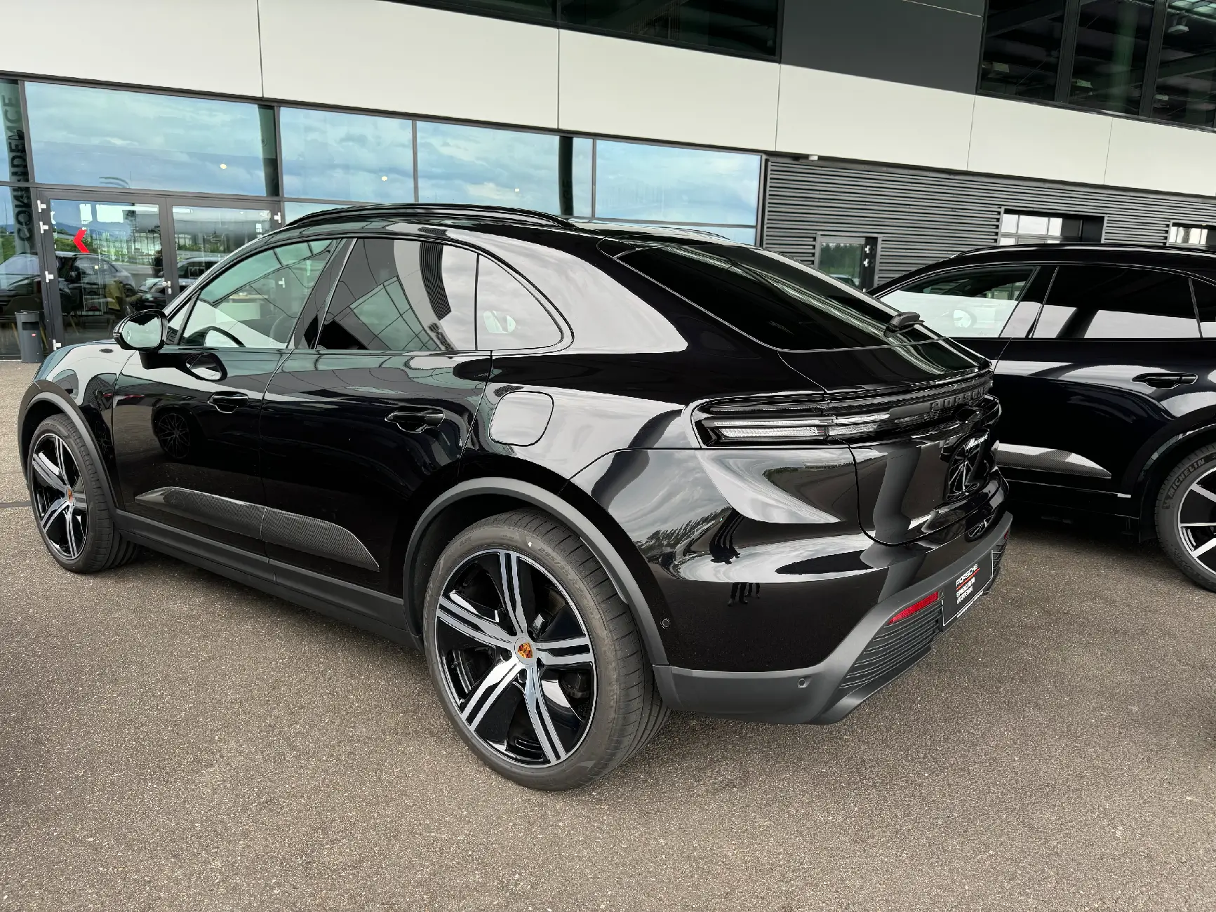 Electric Macan EV BLACK & JET BLACK METALLIC Macan EV Photos Thread IMG_5875