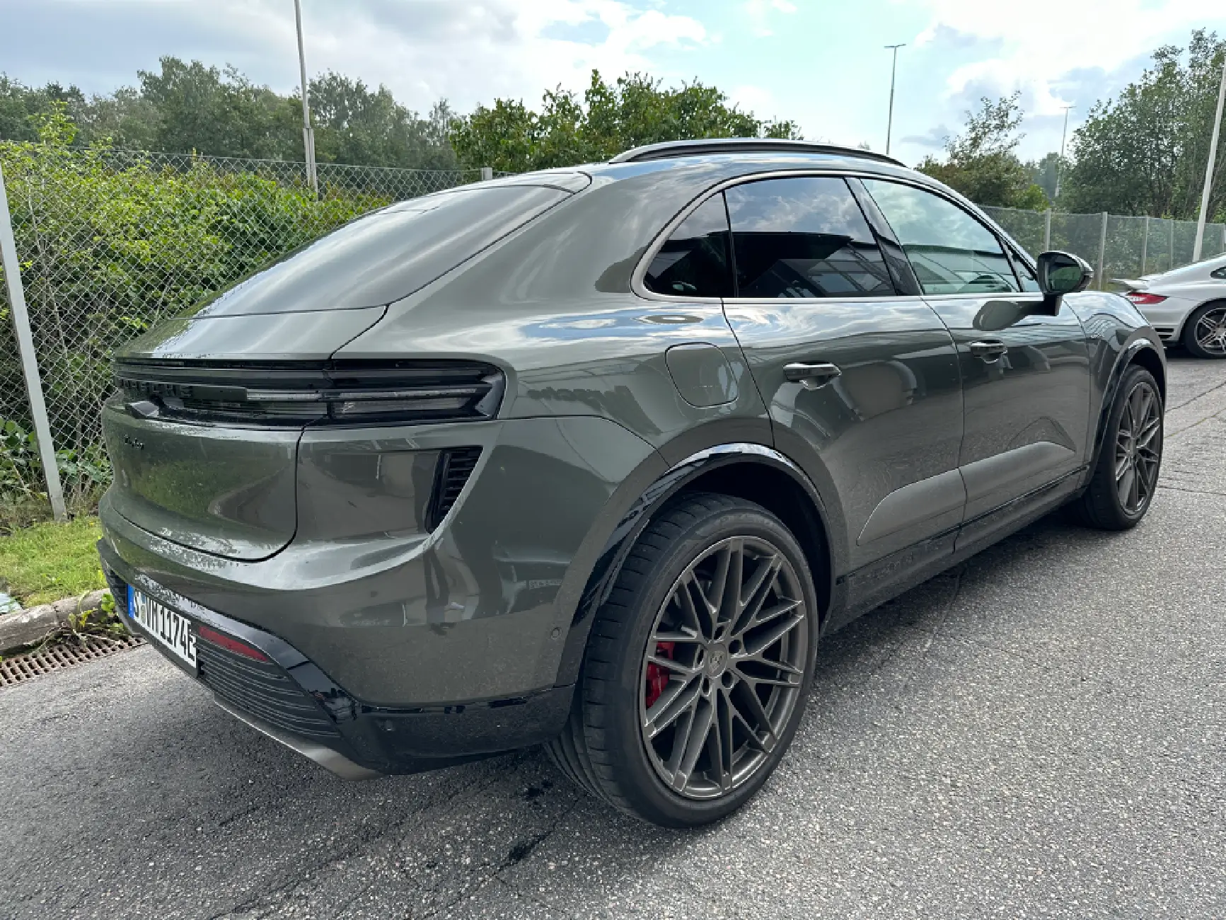 Electric Macan EV AVENTURINE GREEN Macan EV Photos Thread IMG_2286