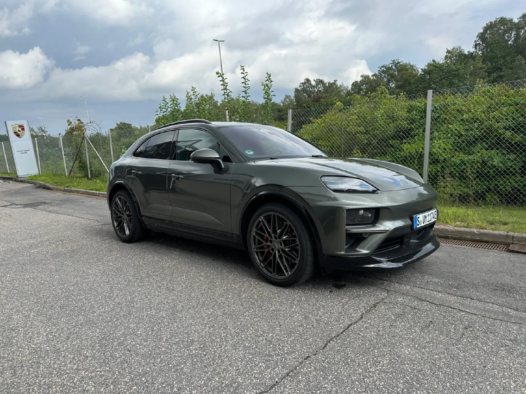 Electric Macan EV AVENTURINE GREEN Macan EV Photos Thread IMG_2288