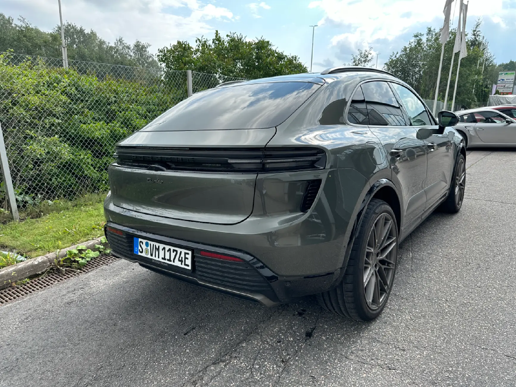 Electric Macan EV AVENTURINE GREEN Macan EV Photos Thread IMG_2285