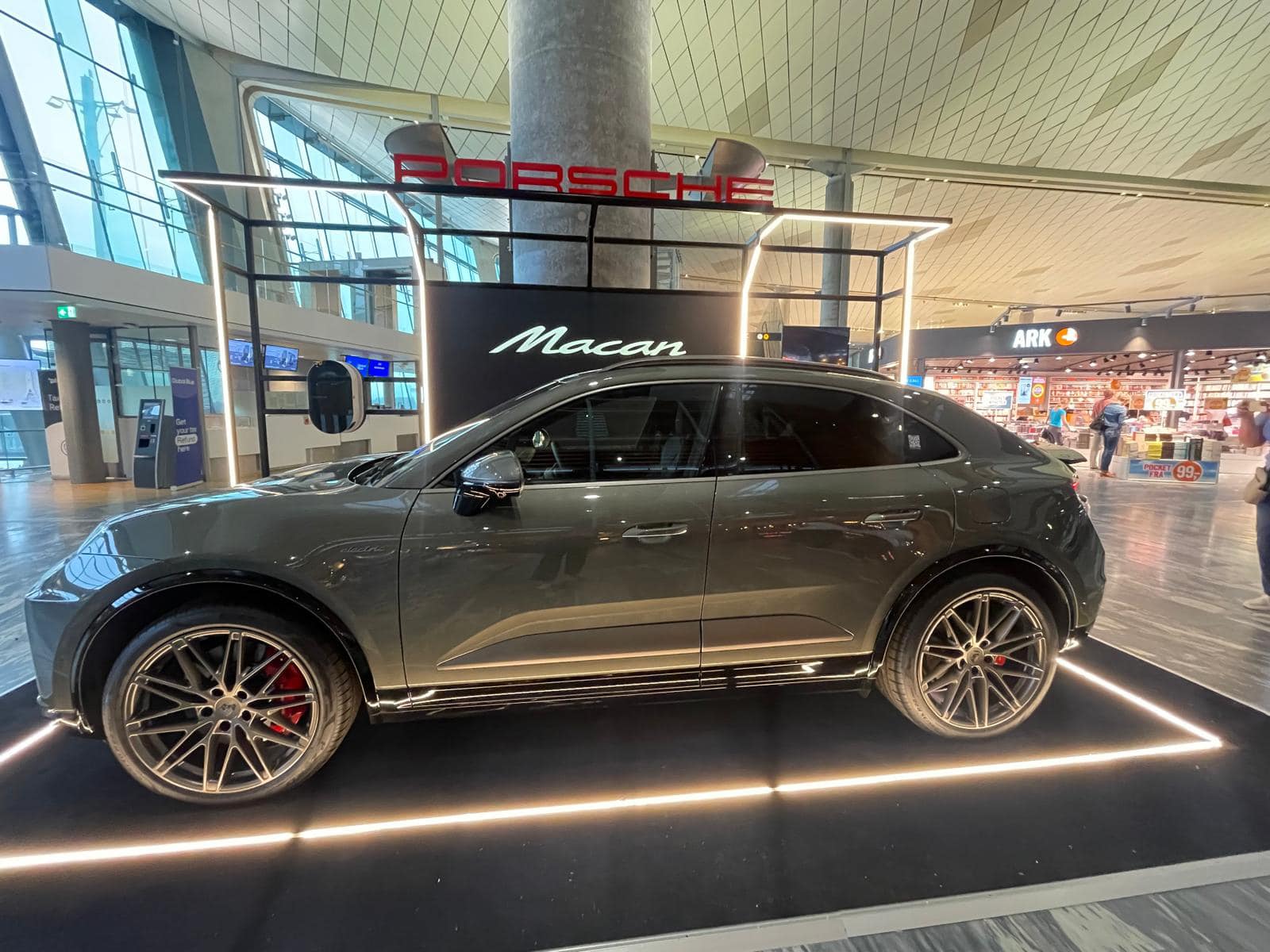 Electric Macan EV AVENTURINE GREEN Macan EV Photos Thread Aventurine Green Electric Turbo Macan EV color 2