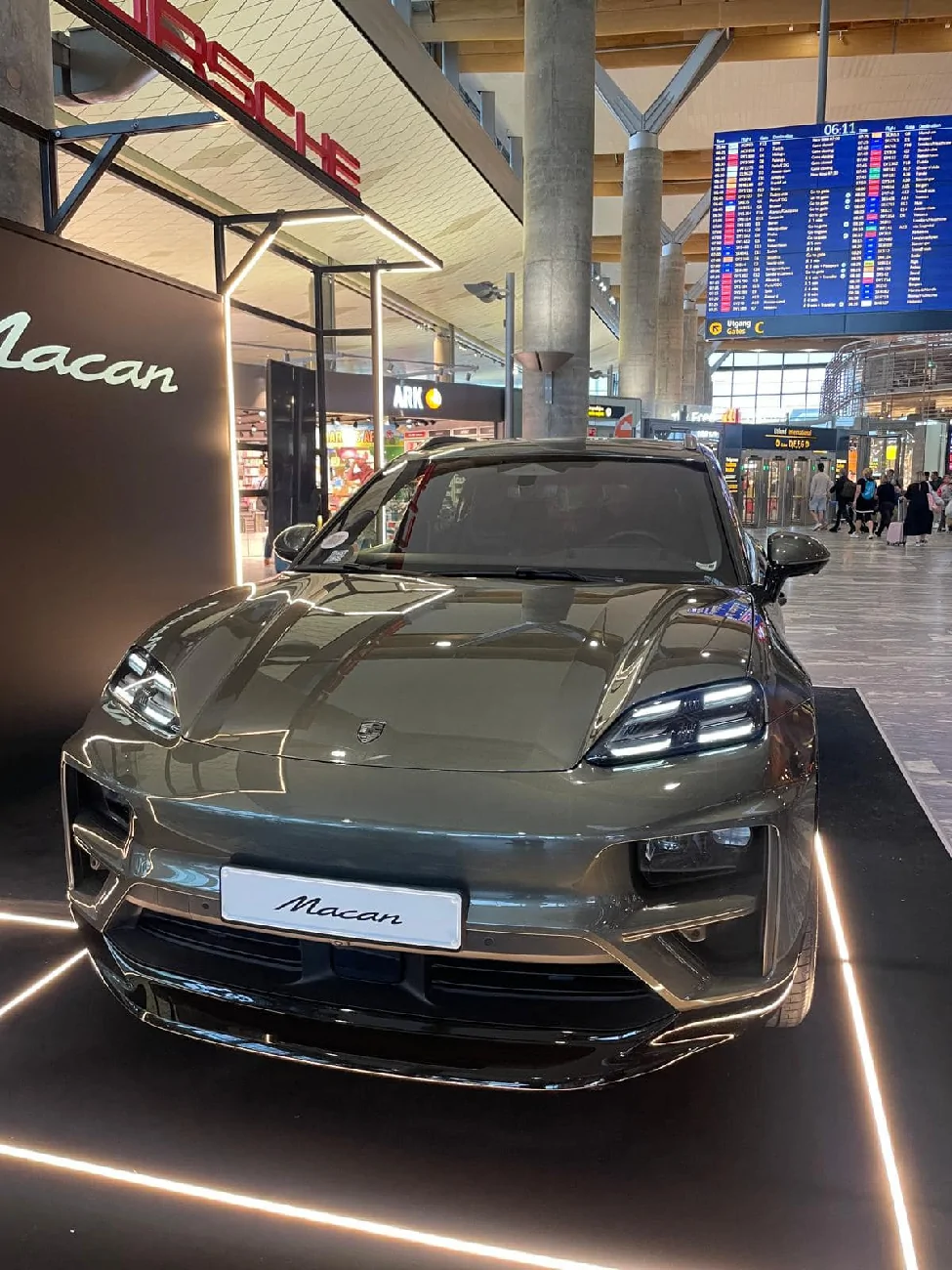Electric Macan EV AVENTURINE GREEN Macan EV Photos Thread Aventurine Green Electric Turbo Macan EV color 1