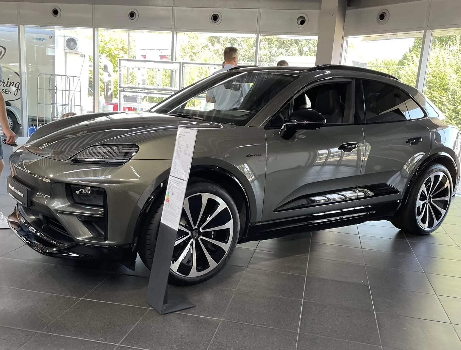 Electric Macan EV AVENTURINE GREEN Macan EV Photos Thread Aventurine Green Macan Turbo EV
