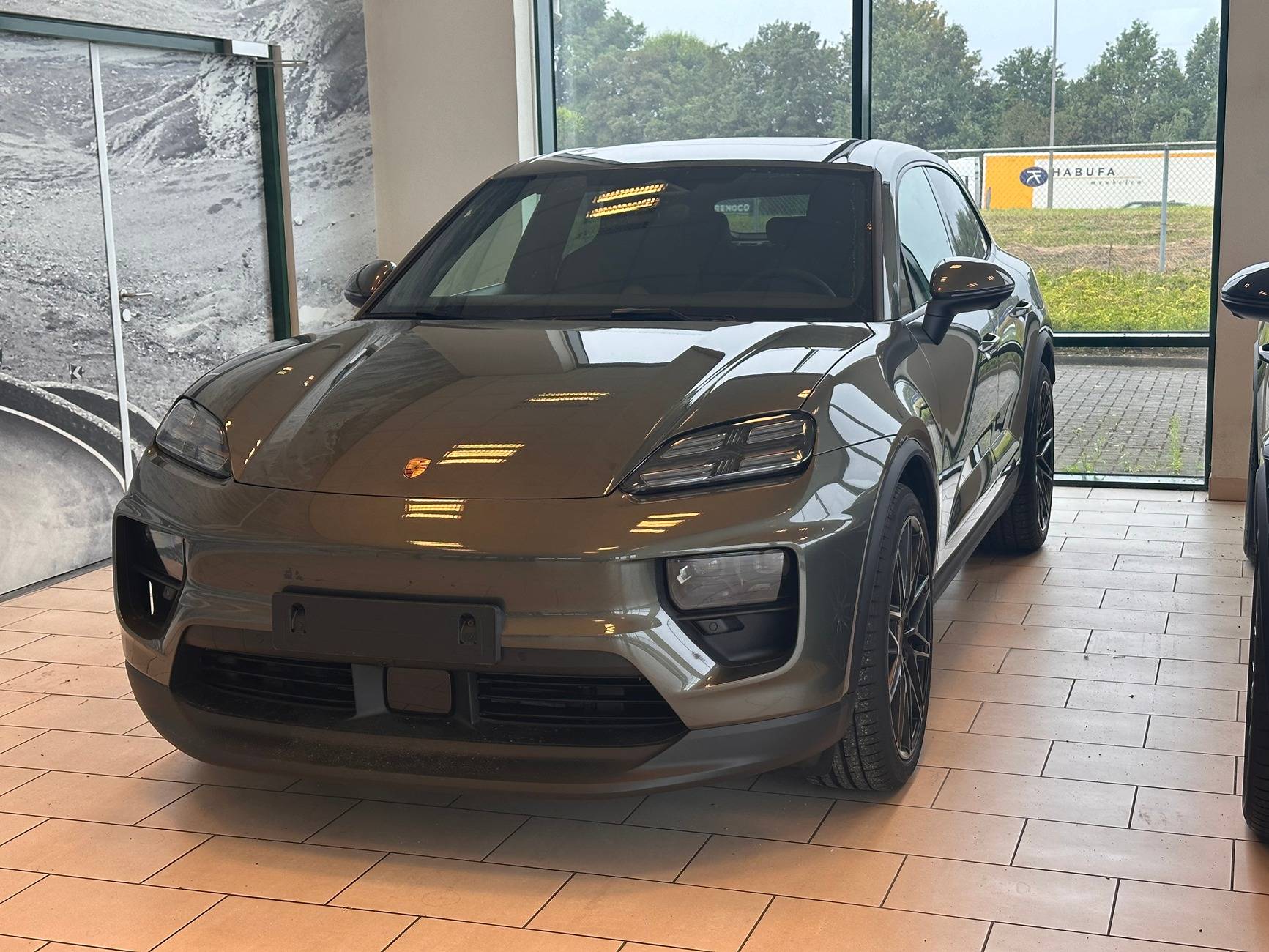 Electric Macan EV AVENTURINE GREEN Macan EV Photos Thread 1725696377180-1