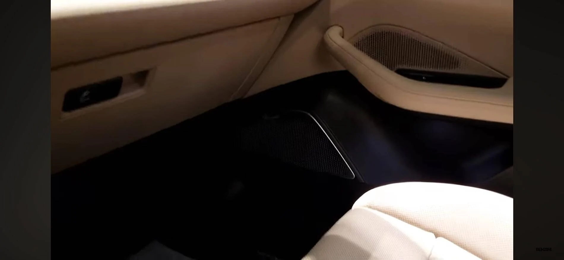 Electric Macan EV Leather package vs interior (dashboard material?) IMG_9356