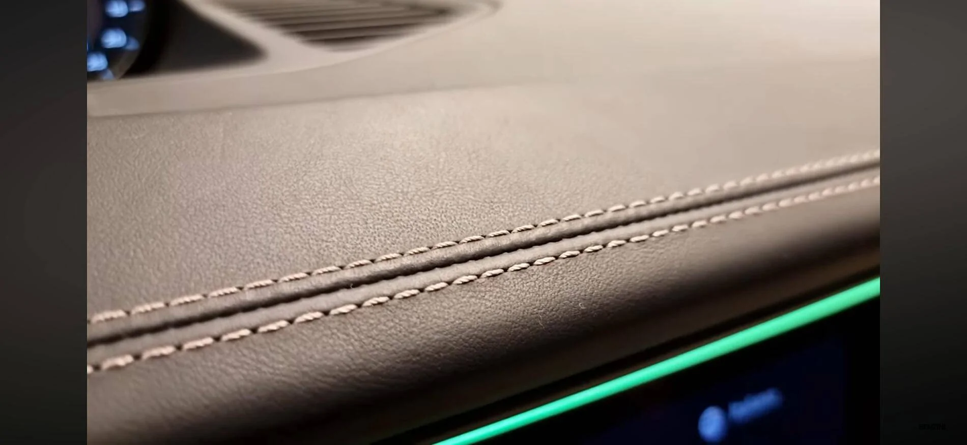 Electric Macan EV Leather package vs interior (dashboard material?) IMG_9354