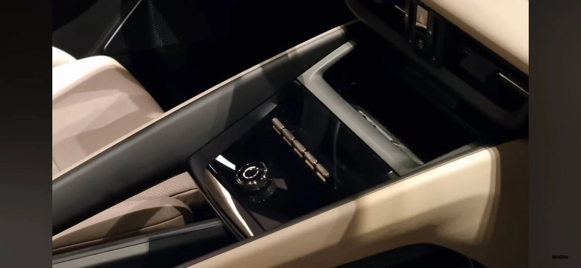 Electric Macan EV Leather package vs interior (dashboard material?) IMG_9350