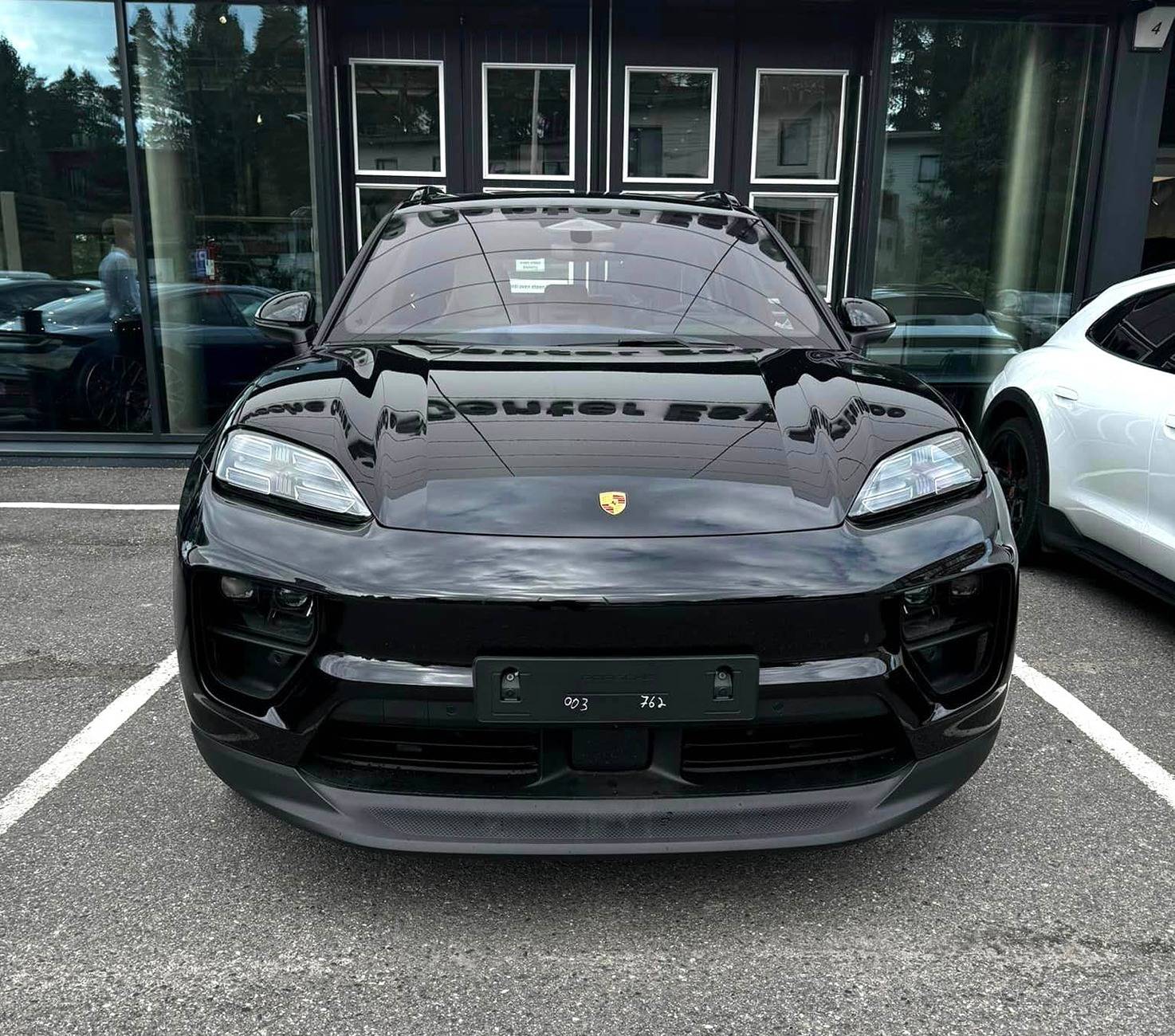 Electric Macan EV BLACK & JET BLACK METALLIC Macan EV Photos Thread 2024 Electric Jet Black Macan EV on 21%22 wheels3
