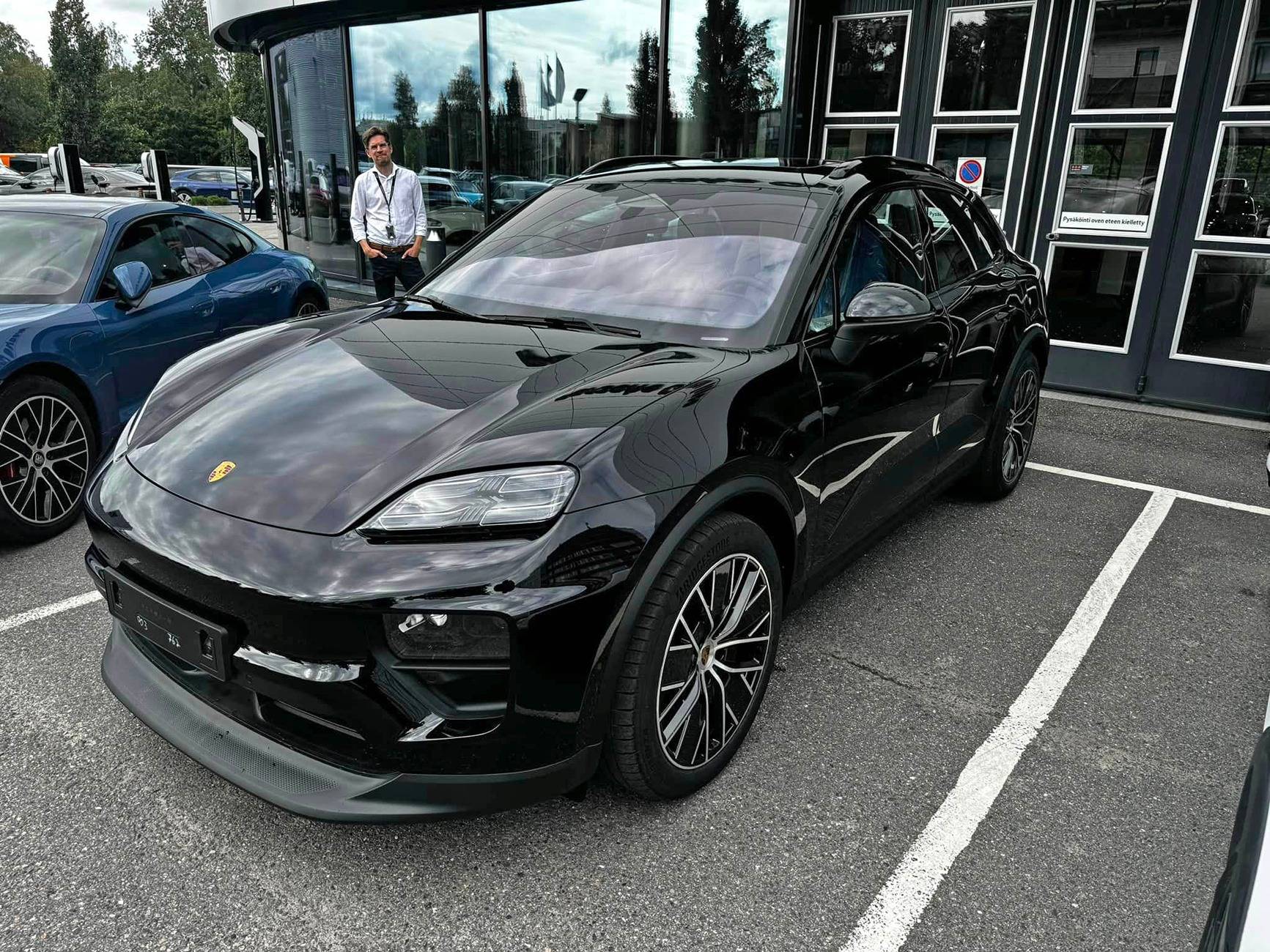 Electric Macan EV BLACK & JET BLACK METALLIC Macan EV Photos Thread 2024 Electric Jet Black Macan EV on 21%22 wheels2