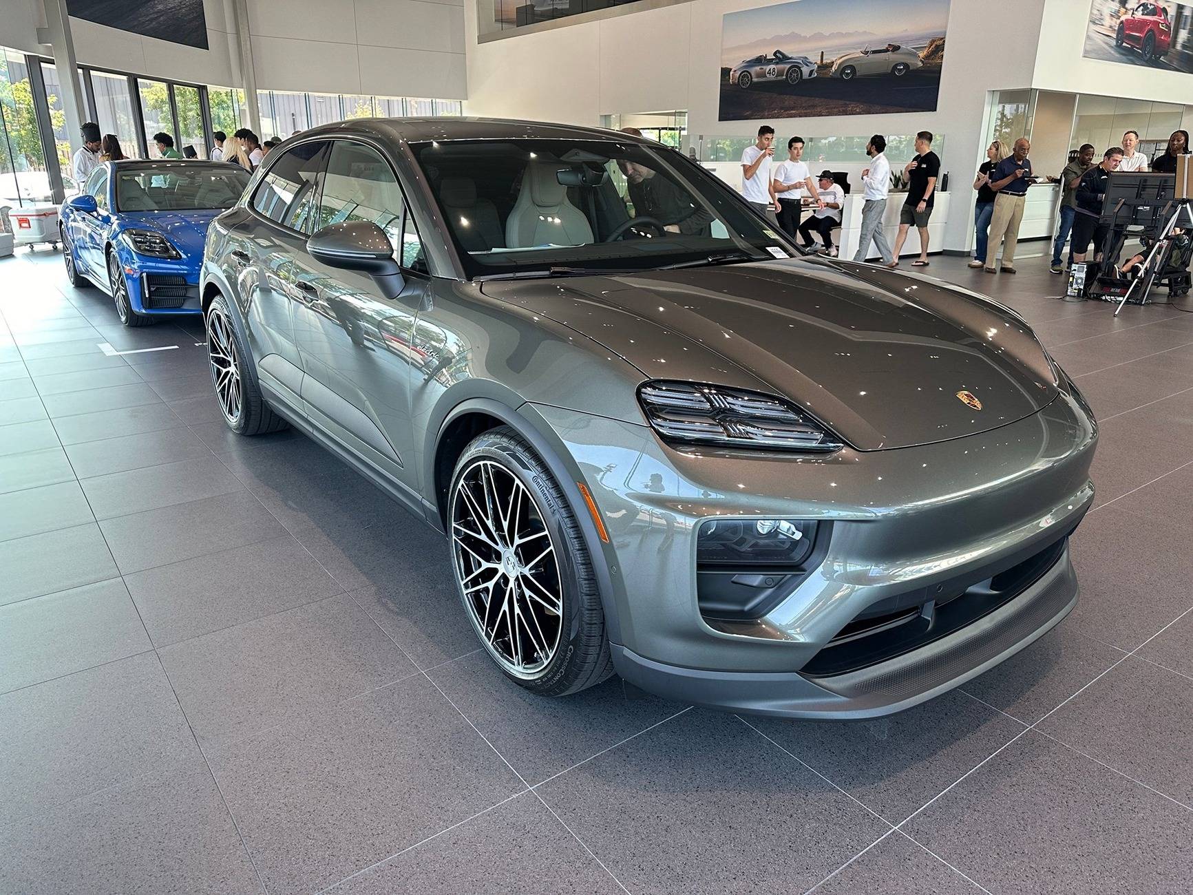 Electric Macan EV AVENTURINE GREEN Macan EV Photos Thread Aventurine Green Macan EV 4 dealership 1