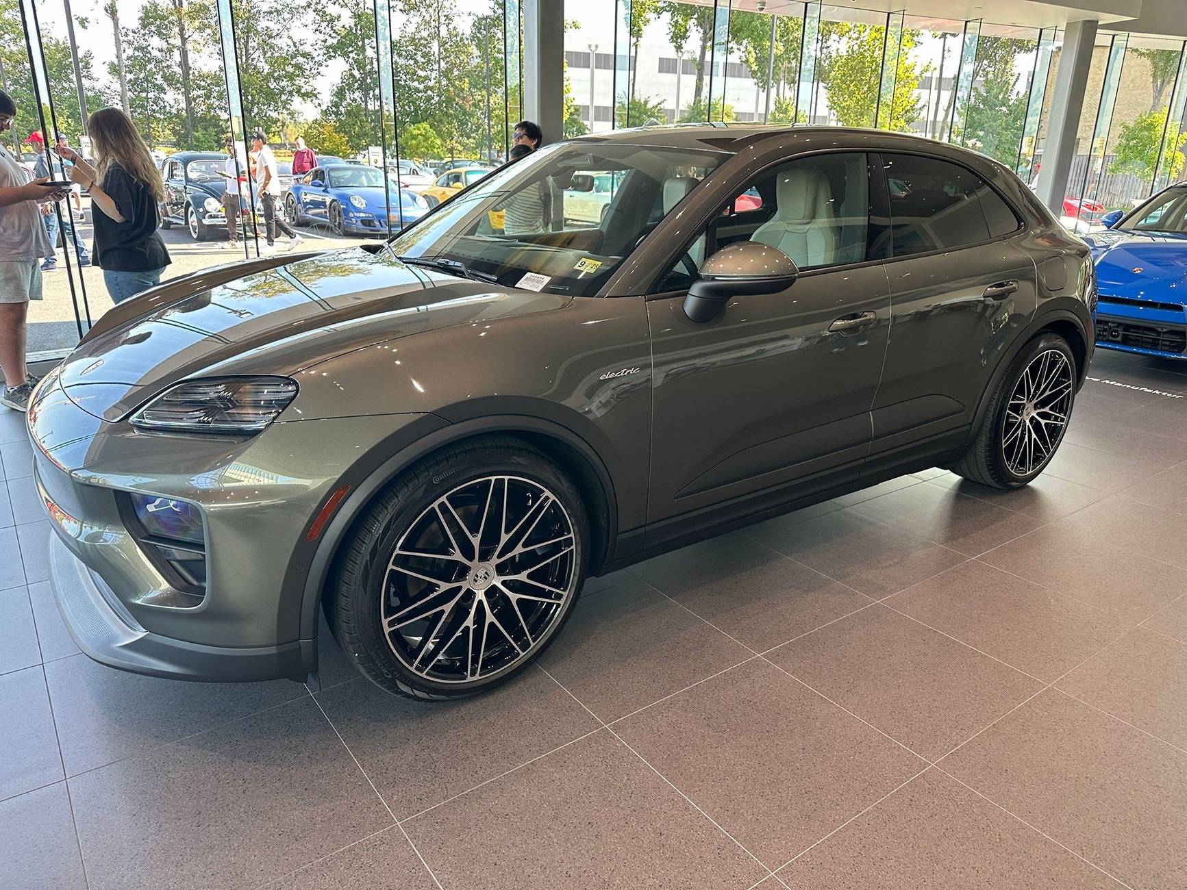 Electric Macan EV AVENTURINE GREEN Macan EV Photos Thread Aventurine Green Macan EV 4 dealership 3