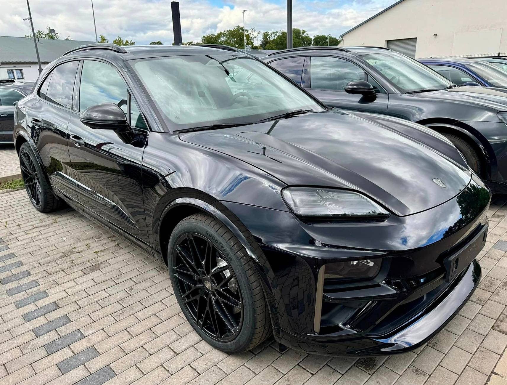 Electric Macan EV BLACK & JET BLACK METALLIC Macan EV Photos Thread Jet Black 2024 Macan EV Turbo Black Wheels2