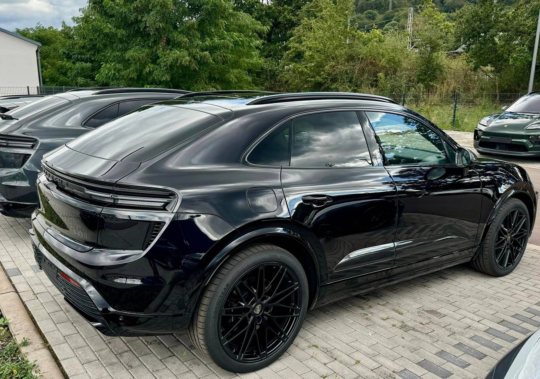 Electric Macan EV BLACK & JET BLACK METALLIC Macan EV Photos Thread Jet Black 2024 Macan EV Turbo Black Wheels3