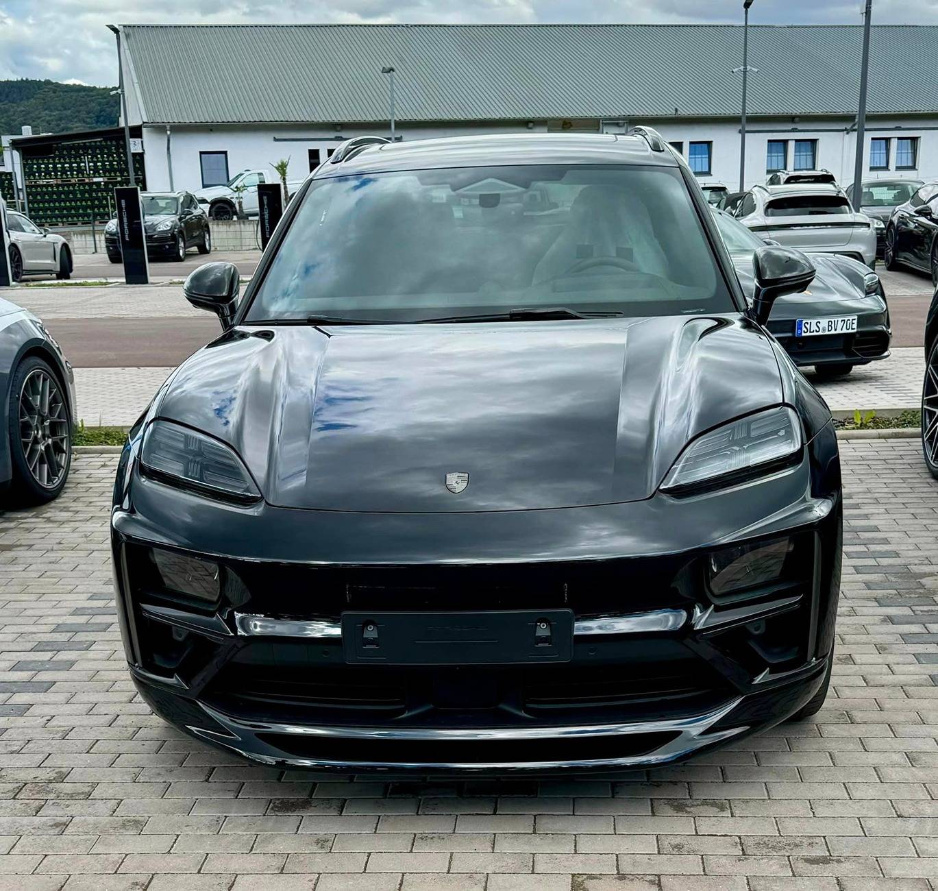 Electric Macan EV BLACK & JET BLACK METALLIC Macan EV Photos Thread Jet Black 2024 Macan EV Turbo Black Wheels6