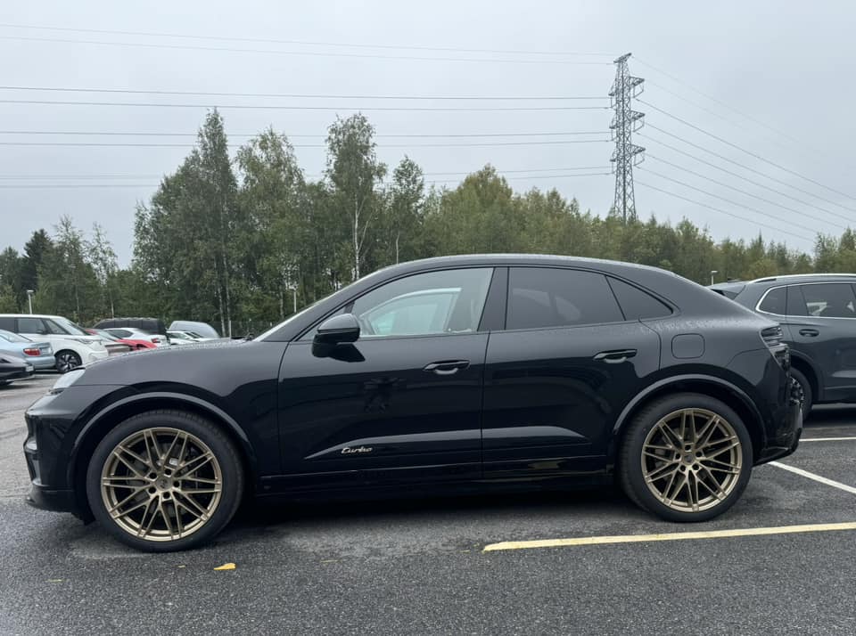 Electric Macan EV BLACK & JET BLACK METALLIC Macan EV Photos Thread Jet Black Turbo Macan EV with Neodyme 22%22 RS Spyder Design Wheels