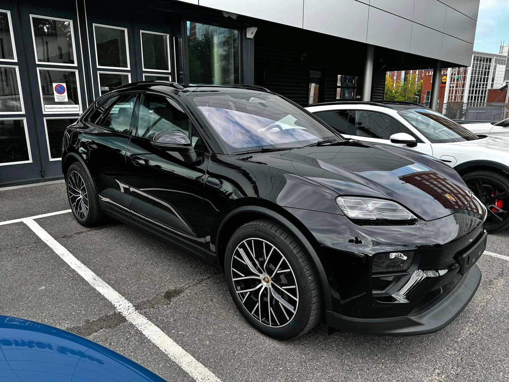 Electric Macan EV First Delivery (Customer) of Macan EV today Sep 18! 👍 4-electric-jet-black-macan-ev-on-21-22-wheels4-