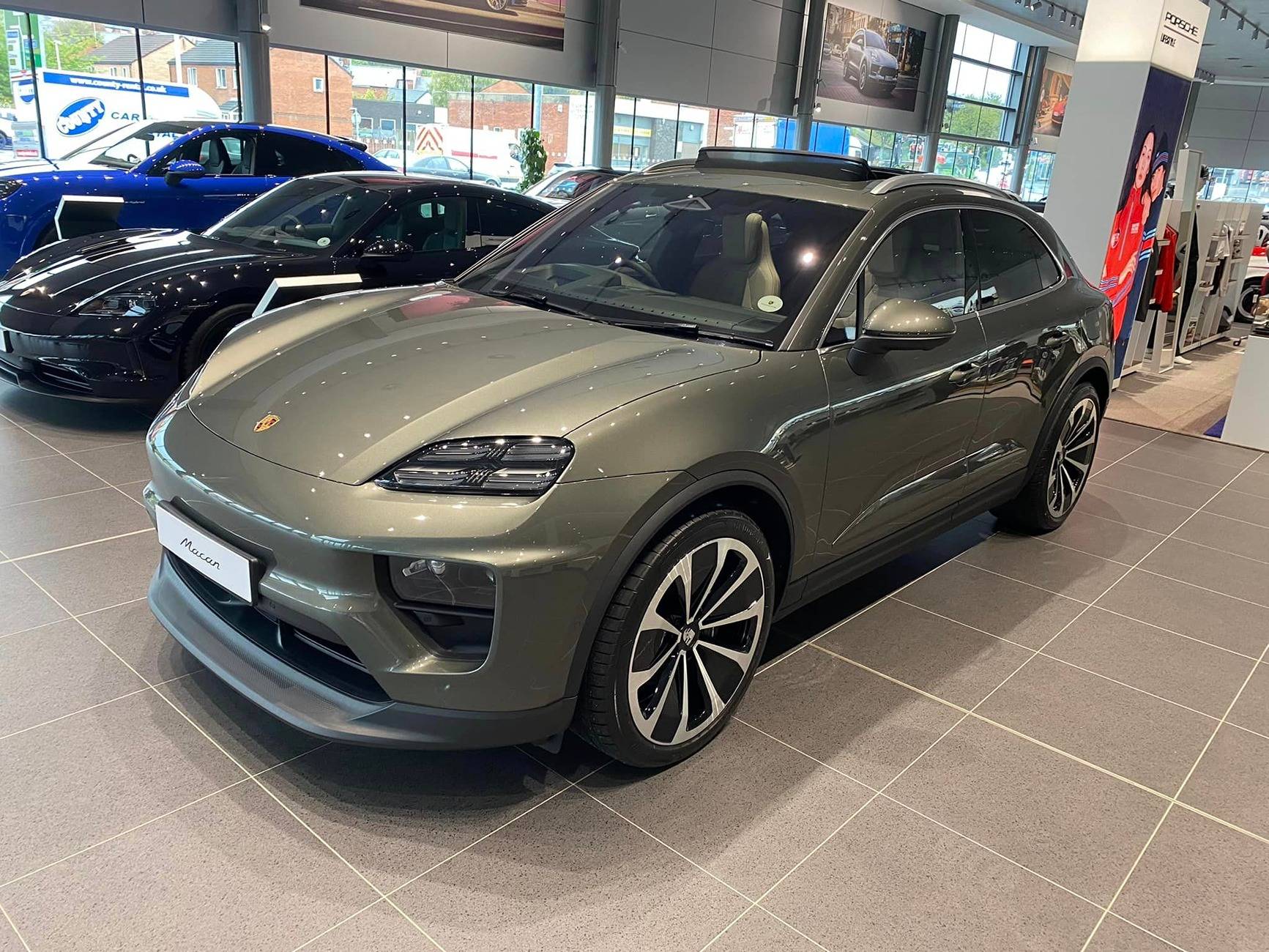 Electric Macan EV AVENTURINE GREEN Macan EV Photos Thread Aventurine Green Macan 4 EV 3