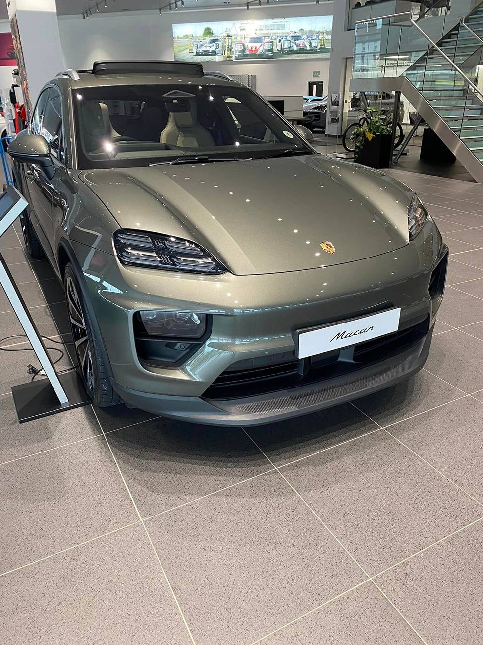 Electric Macan EV AVENTURINE GREEN Macan EV Photos Thread Aventurine Green Macan 4 EV 1