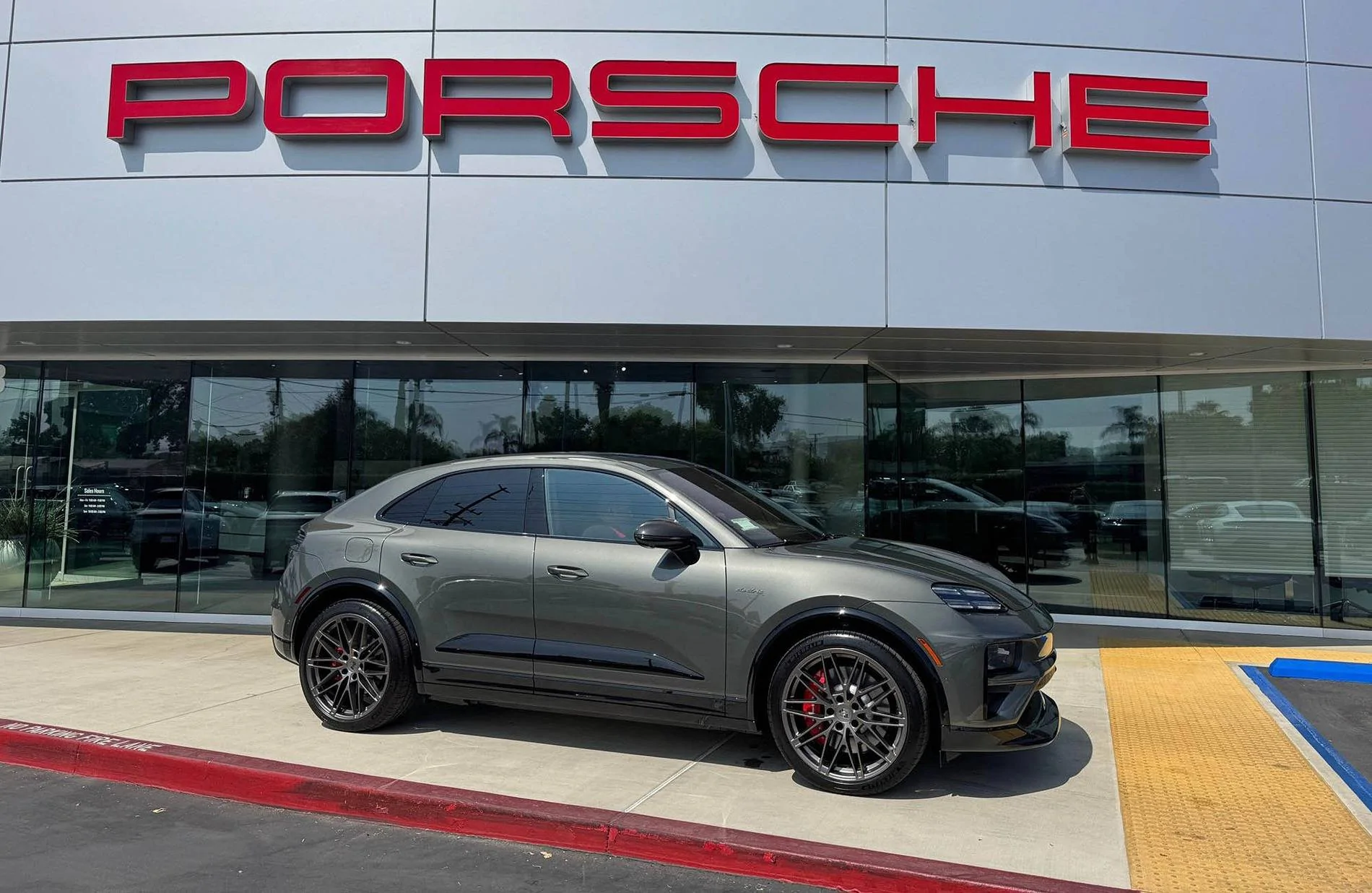 Electric Macan EV AVENTURINE GREEN Macan EV Photos Thread turbo macan ev aventurine green 2