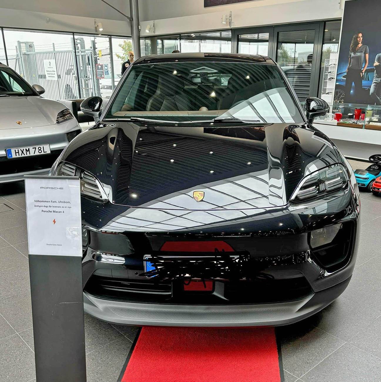 Electric Macan EV BLACK & JET BLACK METALLIC Macan EV Photos Thread jet black macan 4 ev electric 4