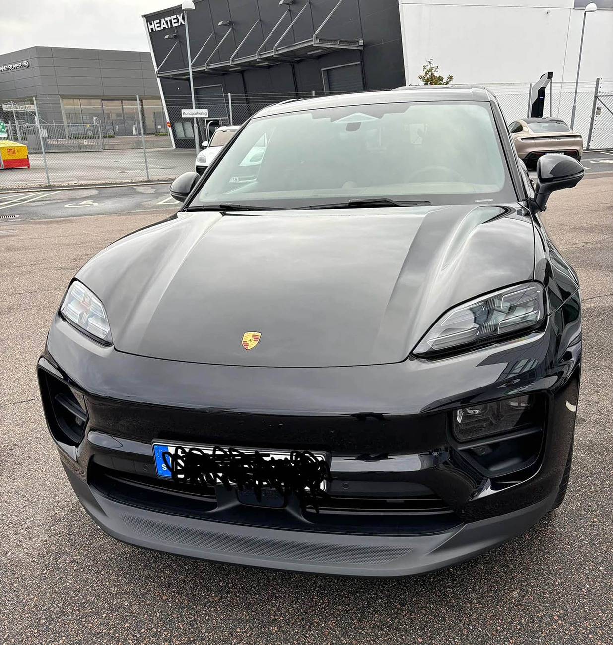 Electric Macan EV BLACK & JET BLACK METALLIC Macan EV Photos Thread jet black macan 4 ev electric 1