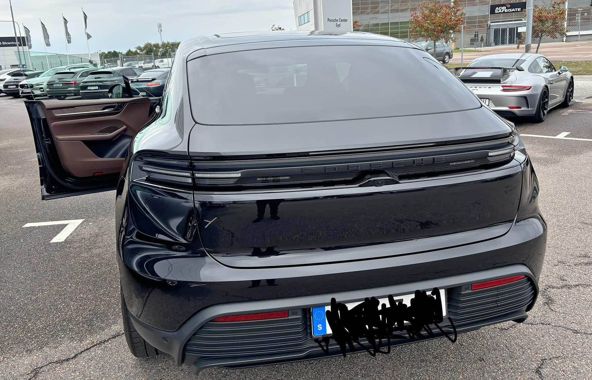 Electric Macan EV BLACK & JET BLACK METALLIC Macan EV Photos Thread jet black macan 4 ev electric 2