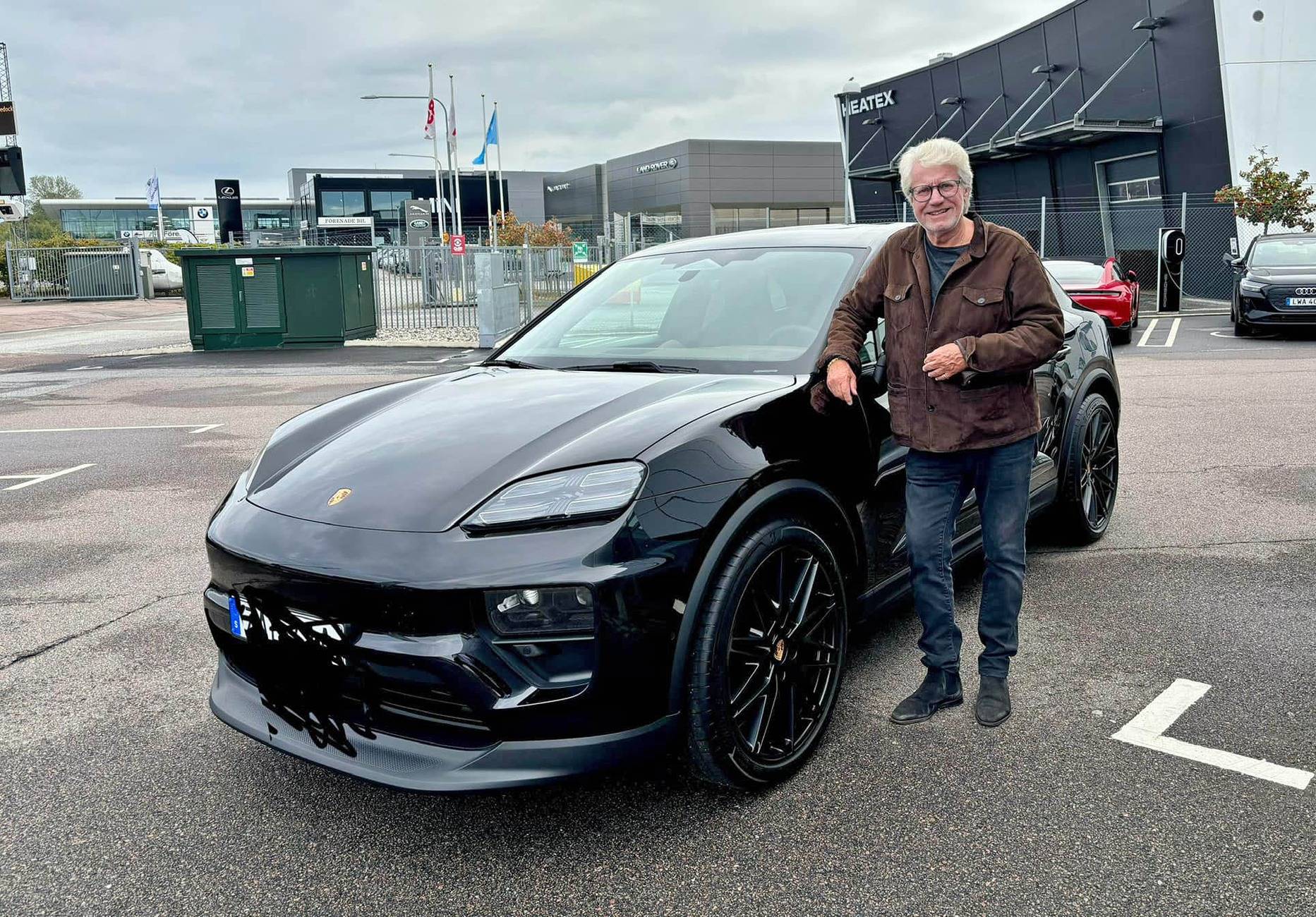 Electric Macan EV BLACK & JET BLACK METALLIC Macan EV Photos Thread jet black macan 4 ev electric 3