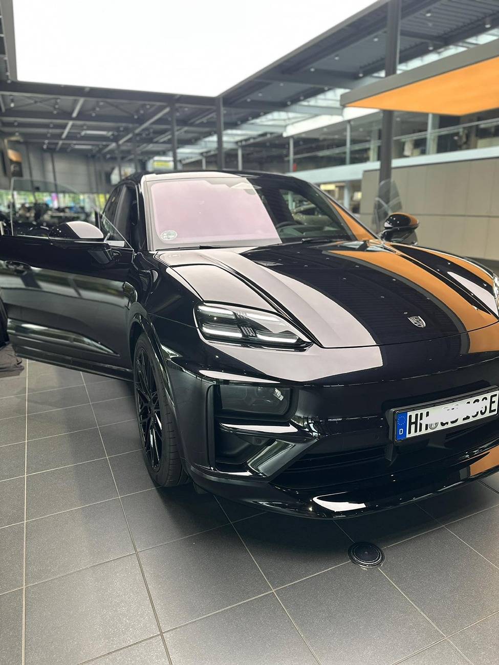 Electric Macan EV BLACK & JET BLACK METALLIC Macan EV Photos Thread Jet Black Macan Turbo EV with 22%22 inch black wheels 2