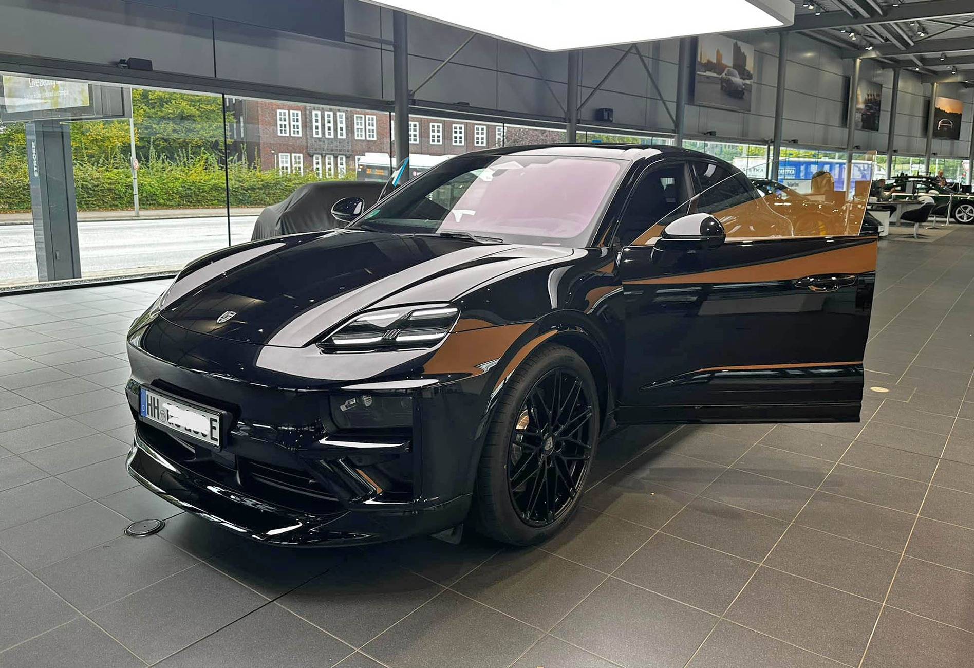 Electric Macan EV BLACK & JET BLACK METALLIC Macan EV Photos Thread Jet Black Macan Turbo EV with 22%22 inch black wheels 1