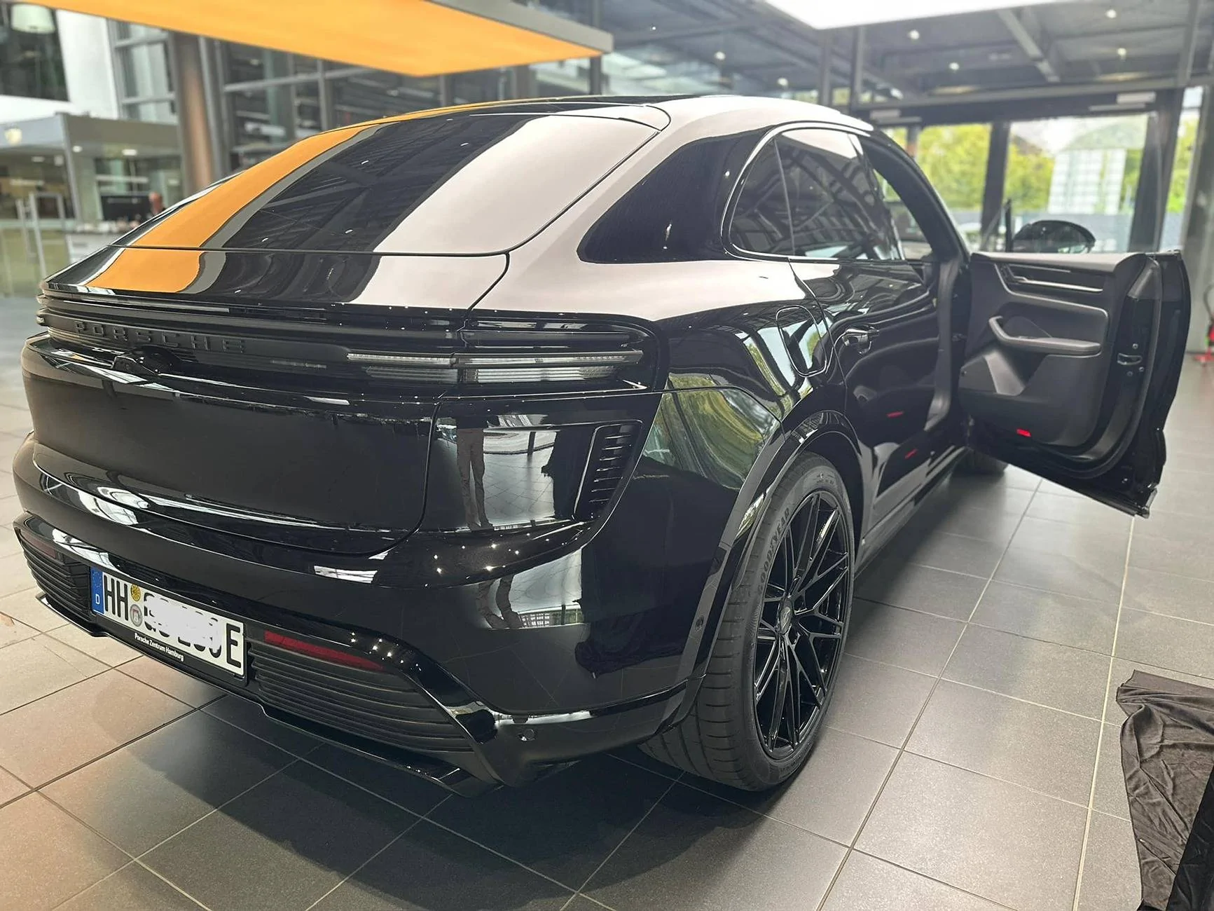 Electric Macan EV BLACK & JET BLACK METALLIC Macan EV Photos Thread Jet Black Macan Turbo EV with 22%22 inch black wheels 3