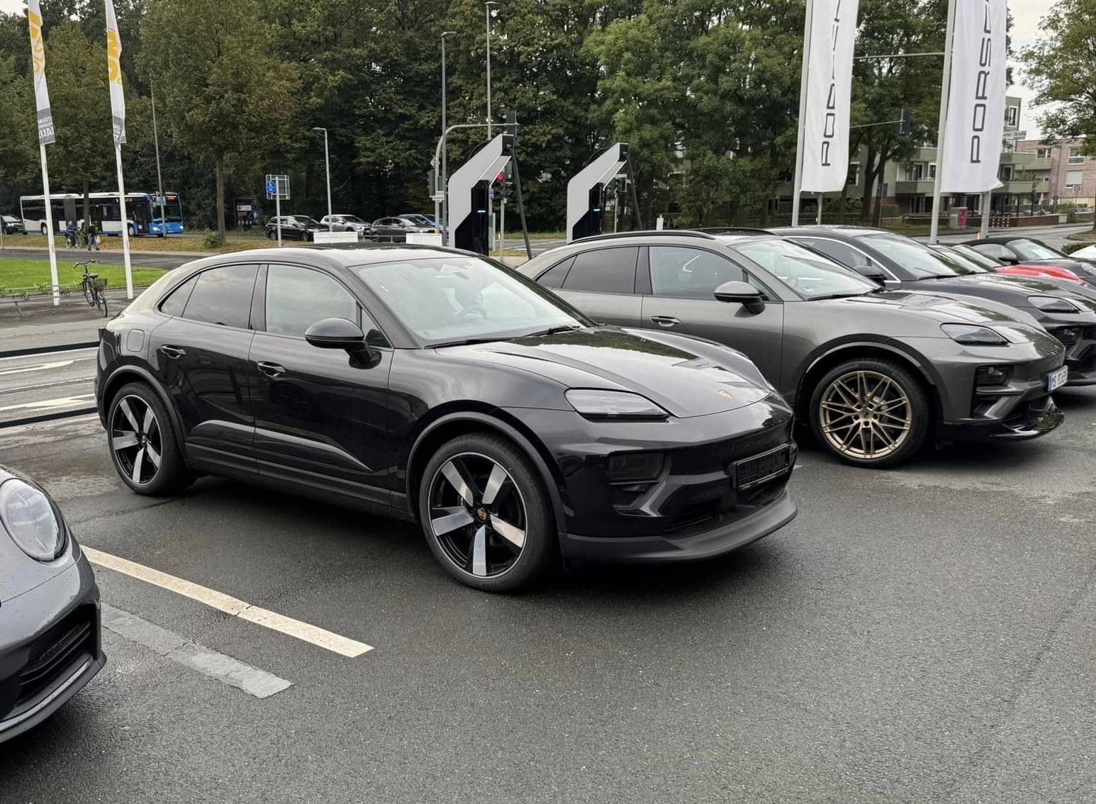 Electric Macan EV BLACK & JET BLACK METALLIC Macan EV Photos Thread Jet Black Macan 4 EV vs Aventurine Green Macan Turbo EV