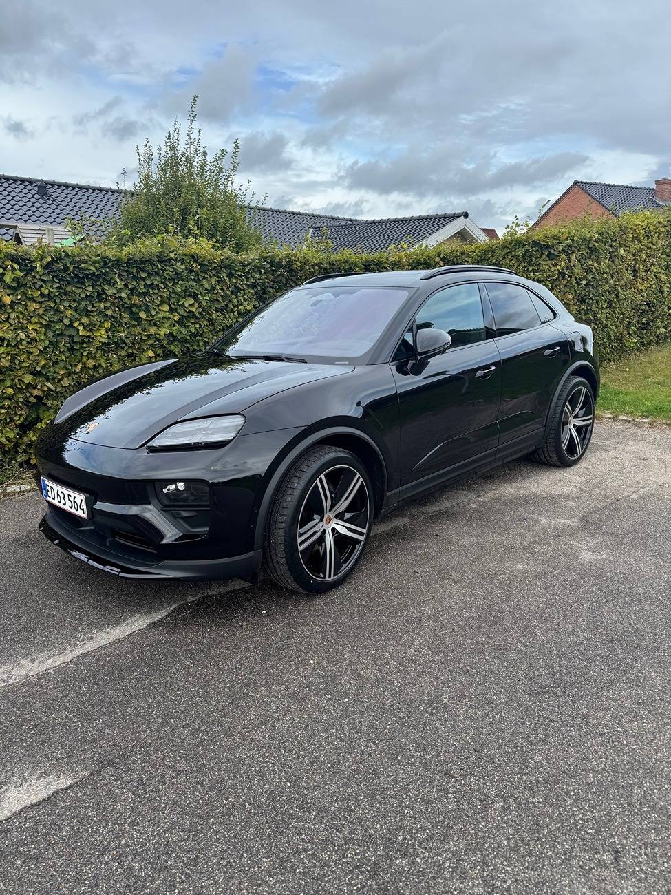 Electric Macan EV BLACK & JET BLACK METALLIC Macan EV Photos Thread 460983406_10234946613915165_1219185788573254767_n