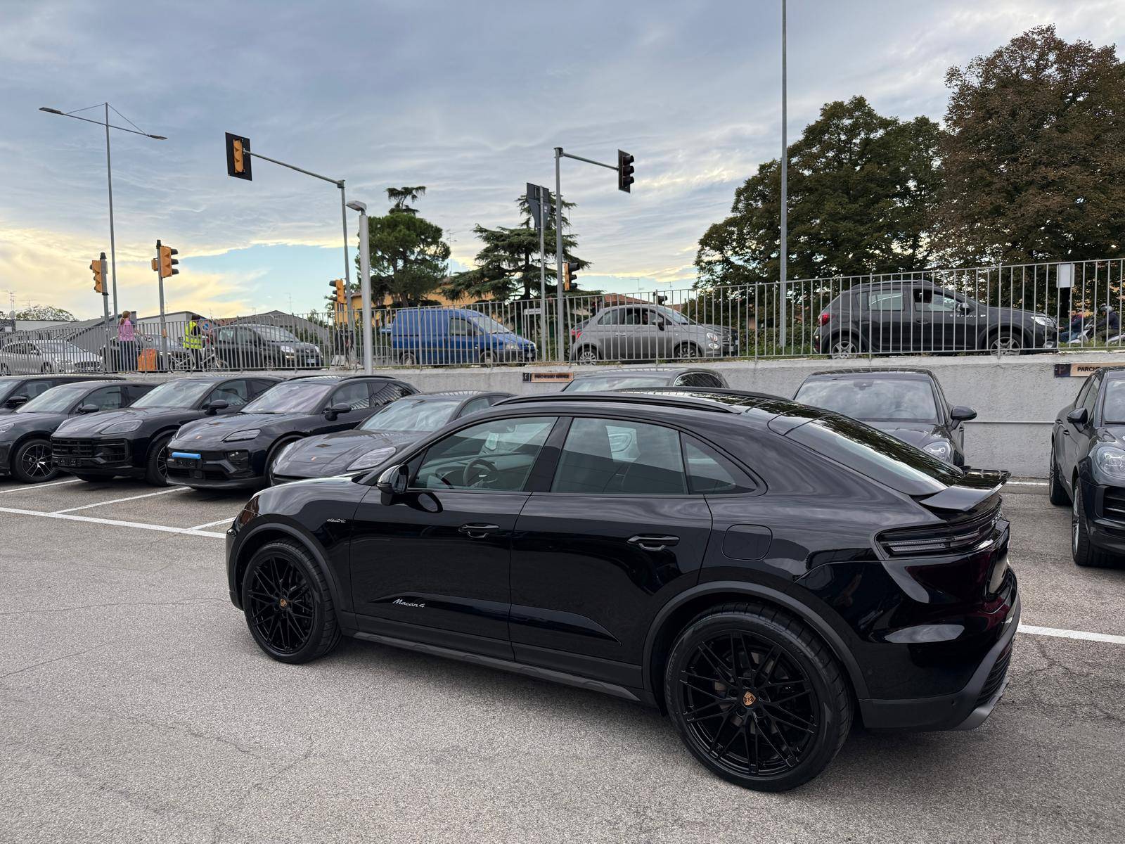 Electric Macan EV BLACK & JET BLACK METALLIC Macan EV Photos Thread 461273522_10230018681603668_6447126217674001257_n (1)