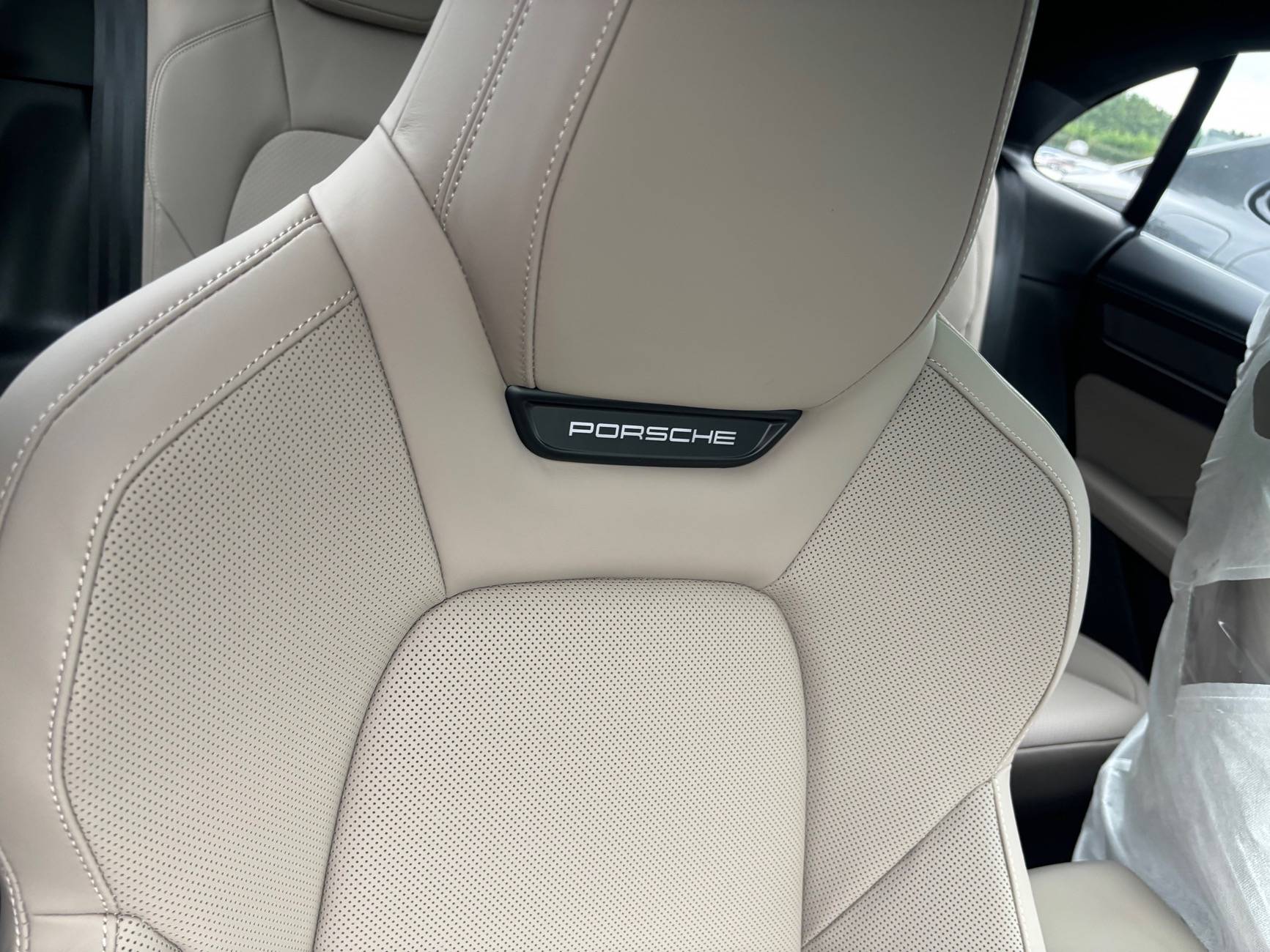 Electric Macan EV Focus on specific options/details, pics are mandatory IMG_2316