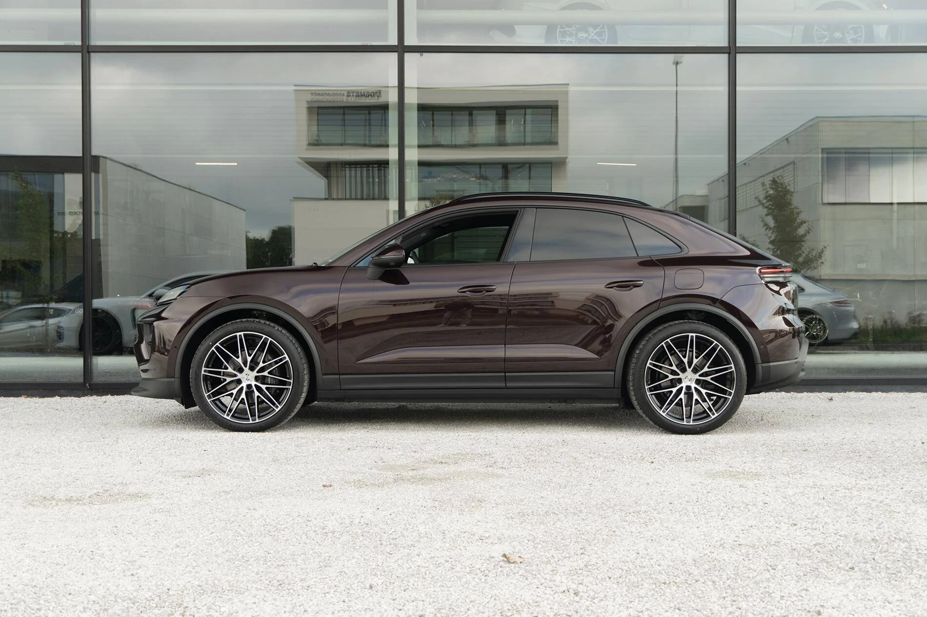 Electric Macan EV COPPER RUBY Macan EV Photos Thread copper ruby metallic chalk interior porsche macan 4 ev 15
