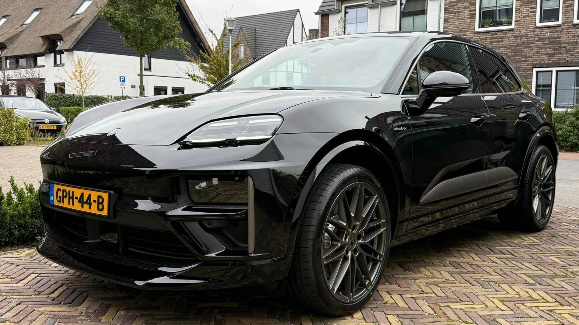 Electric Macan EV BLACK & JET BLACK METALLIC Macan EV Photos Thread 464010612_8718140211579559_1775713713664965946_n