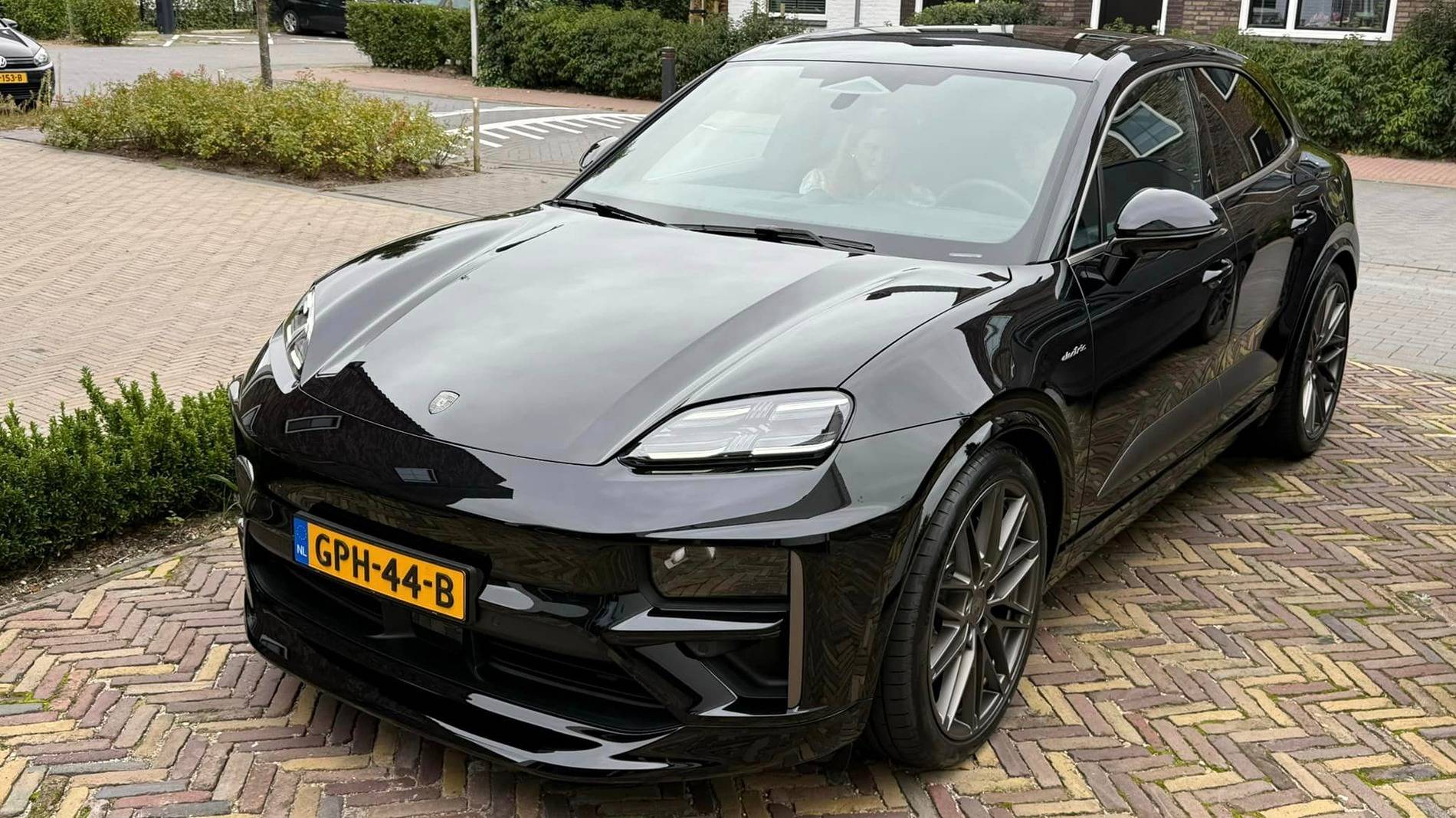 Electric Macan EV BLACK & JET BLACK METALLIC Macan EV Photos Thread 463896578_8718140088246238_31718102247703964_n