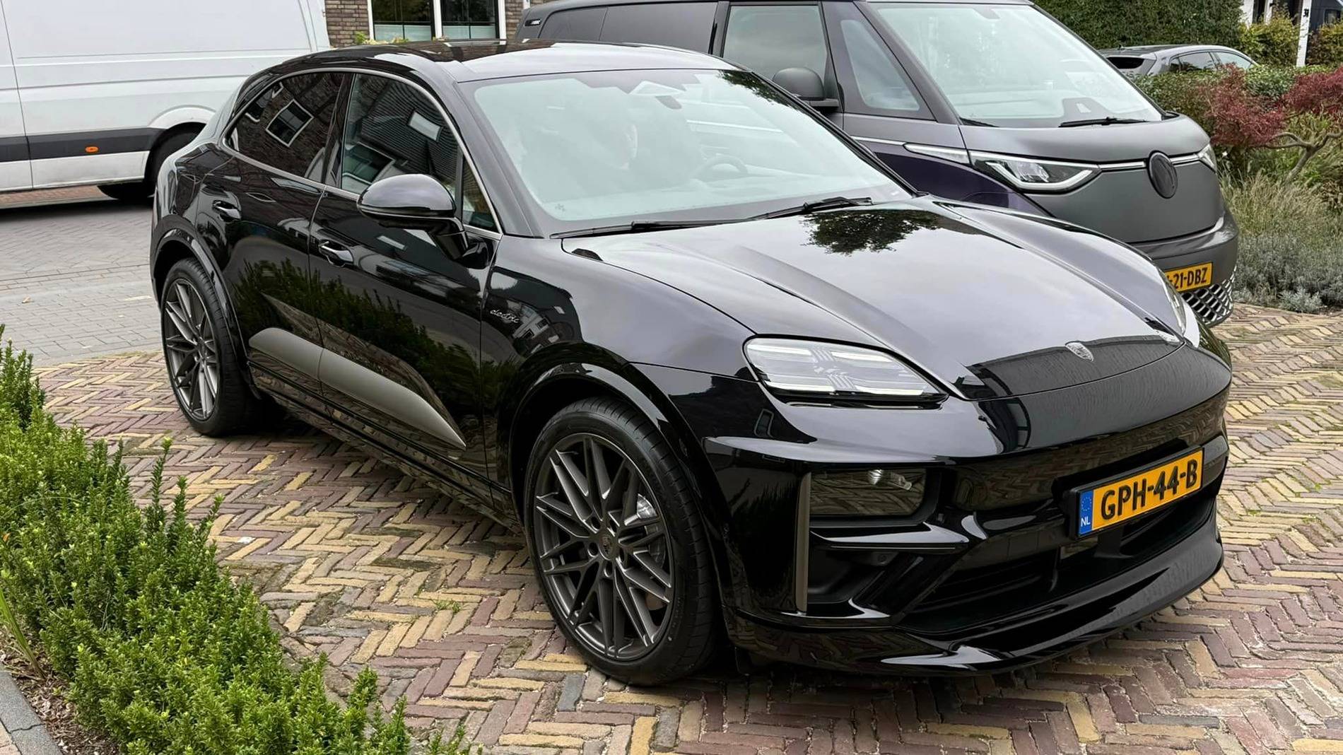 Electric Macan EV BLACK & JET BLACK METALLIC Macan EV Photos Thread 464004301_8718140071579573_4691597812800352002_n (1)