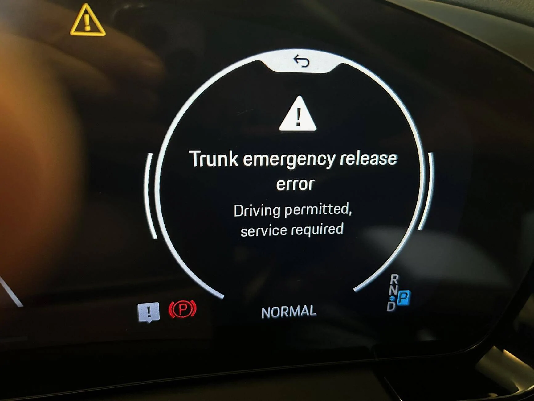 Electric Macan EV Trunk Emergency release error error msg