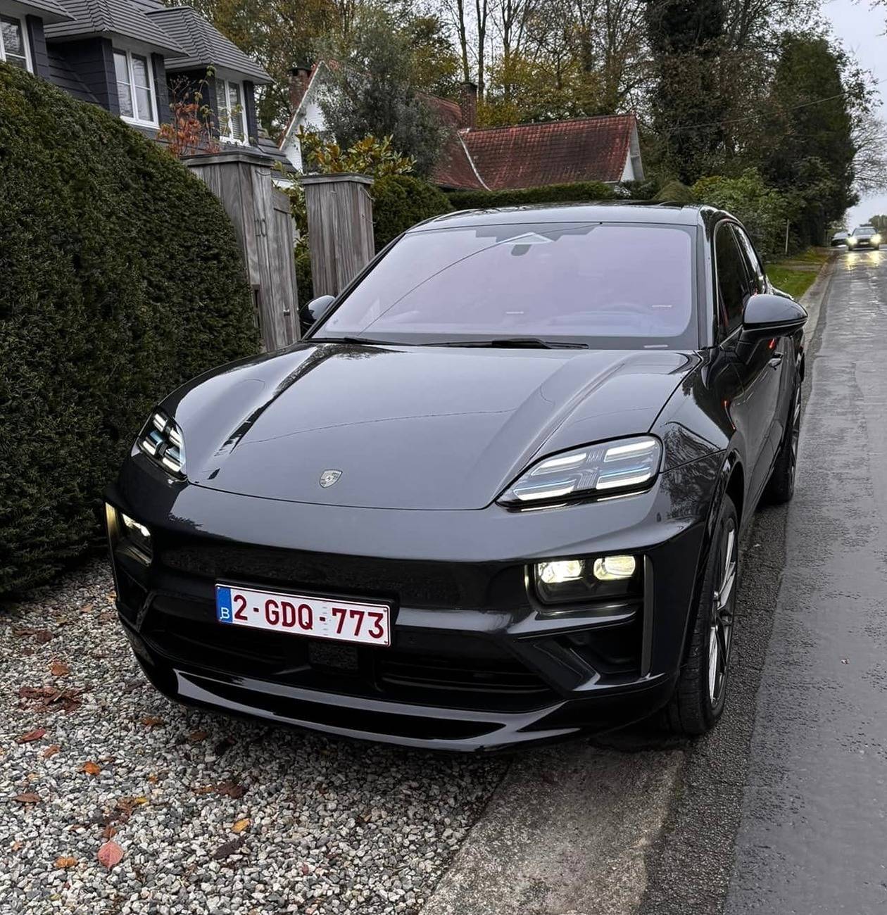 Electric Macan EV BLACK & JET BLACK METALLIC Macan EV Photos Thread -headlight-accents-glacier-blue-glacier-blue-r-