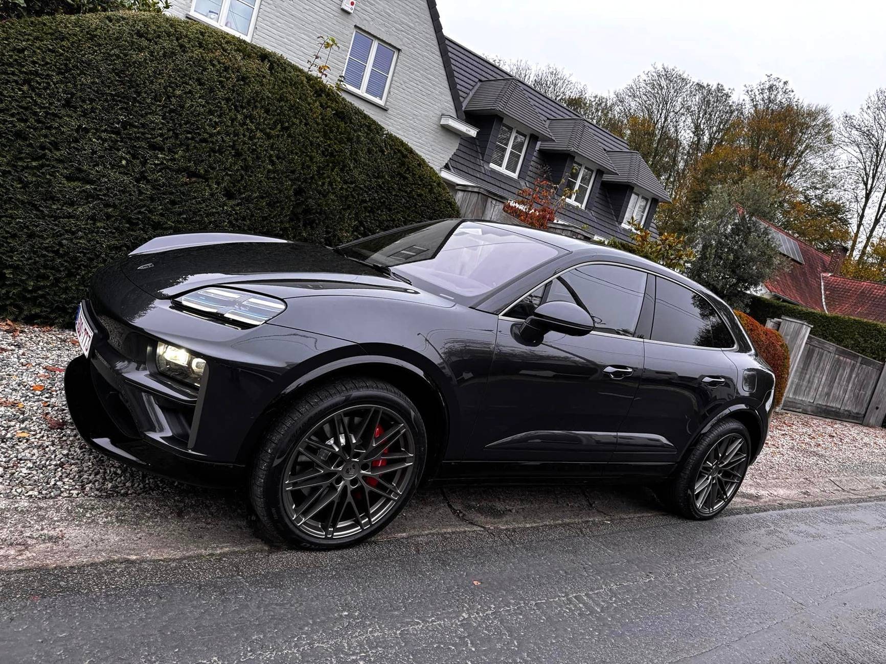 Electric Macan EV BLACK & JET BLACK METALLIC Macan EV Photos Thread -headlight-accents-glacier-blue-glacier-blue-r-